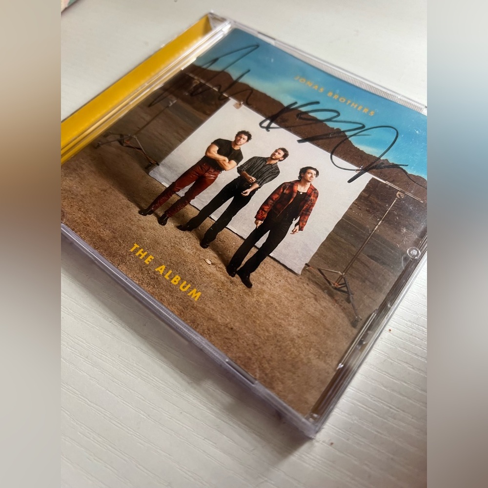 NWT OFFICIAL SIGNED JONAS BROTHERS “THE ALBUM” CD